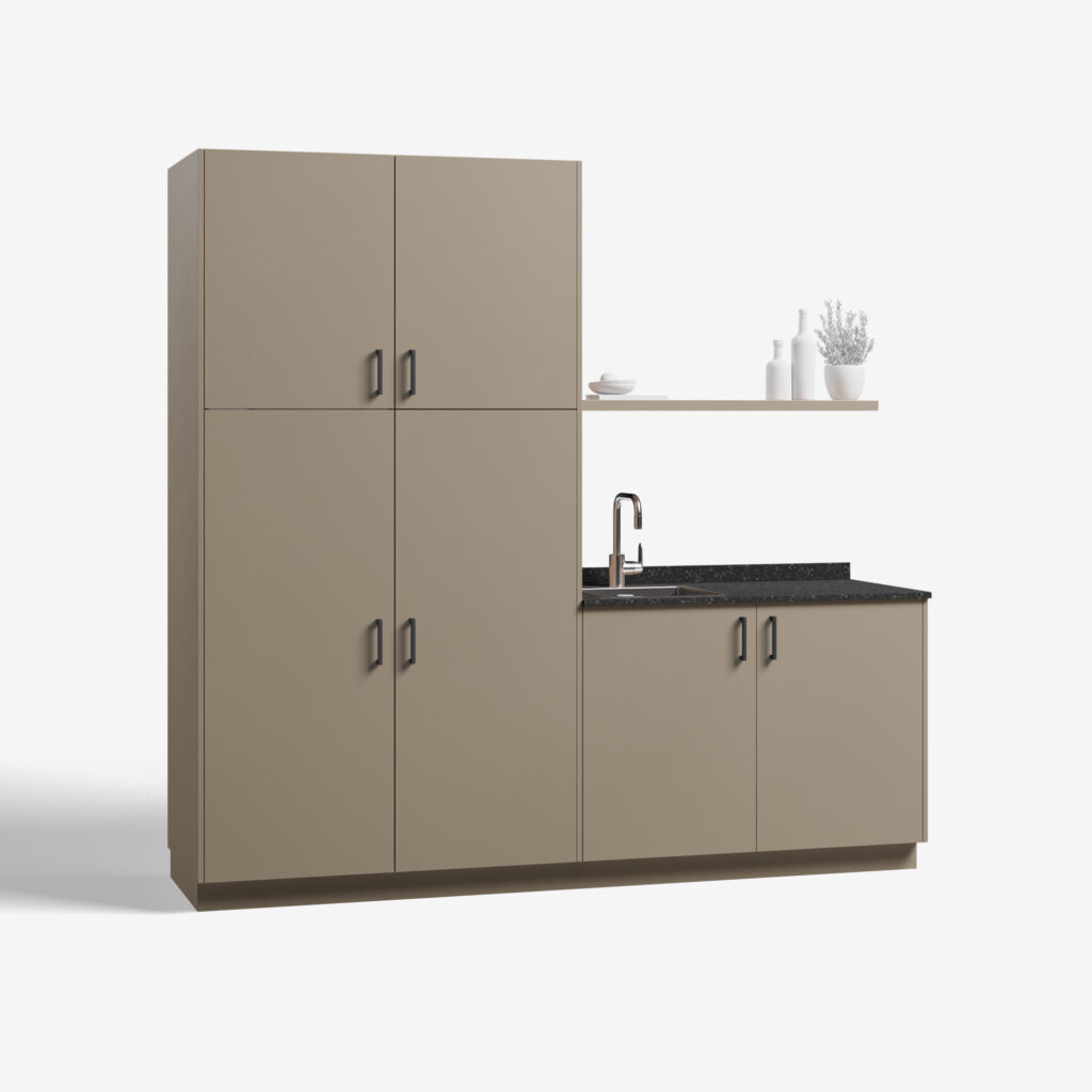 Bijkeuken kast model Chip, beige grijs kleur, met ara zwart mat handgrepen en tray werkblad, deuren dicht.