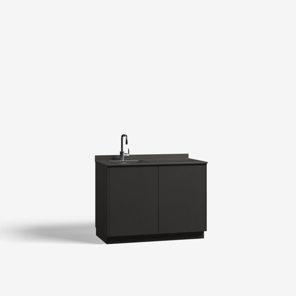 Basisconfiguratie pantry model Par, metallic black kleur, deuren dicht.