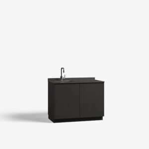 Basisconfiguratie pantry model Par, metallic black kleur, deuren dicht.